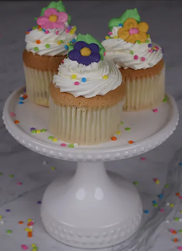 CC-002 Display gold cupcakes with chocolate filling