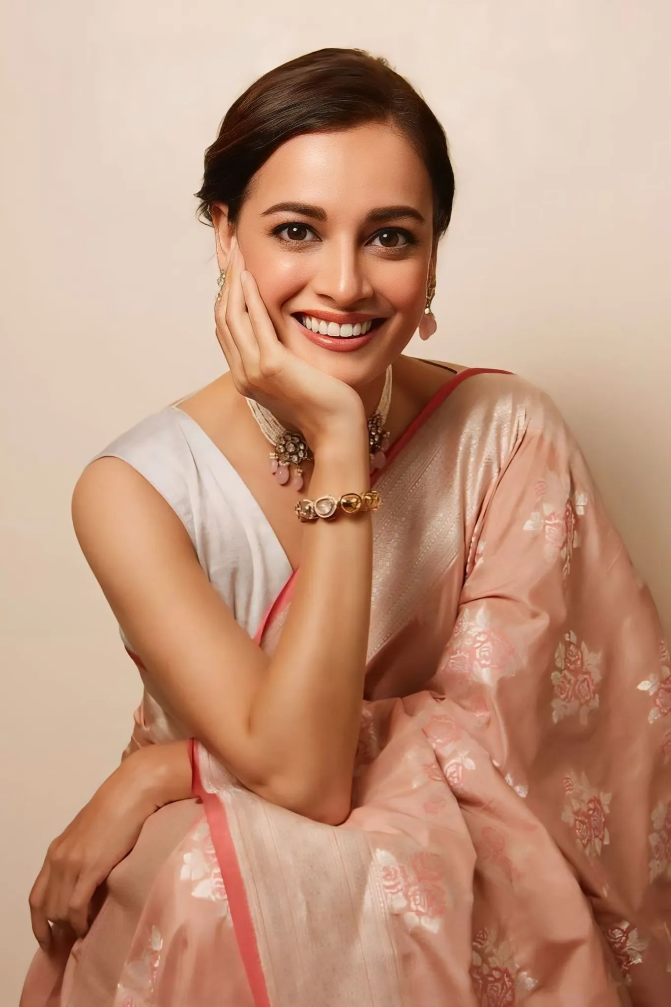 SAREE IS CRAFTED IN A SOFT PASTEL PINK SHADE WICH EXCUDES GRACE AND SUBTLELTY