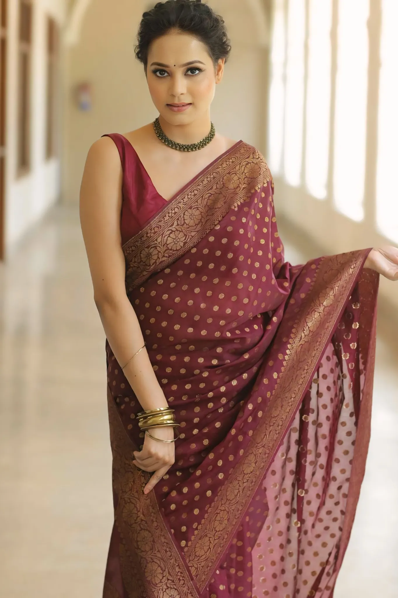 WOMAN BEAUTIFUL ZARI WORK PERFECT SILK SAREE