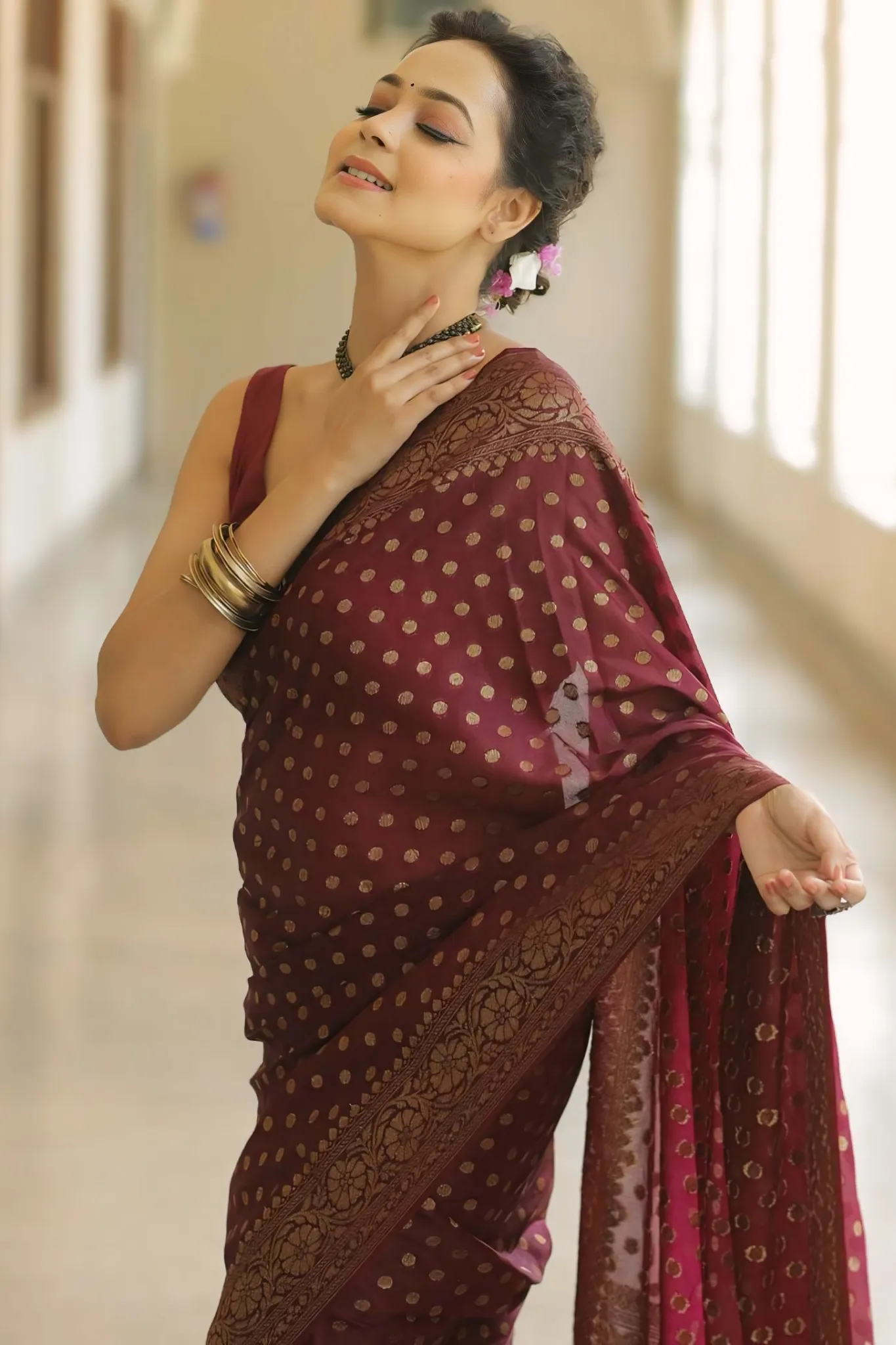 WOMAN BEAUTIFUL ZARI WORK PERFECT SILK SAREE