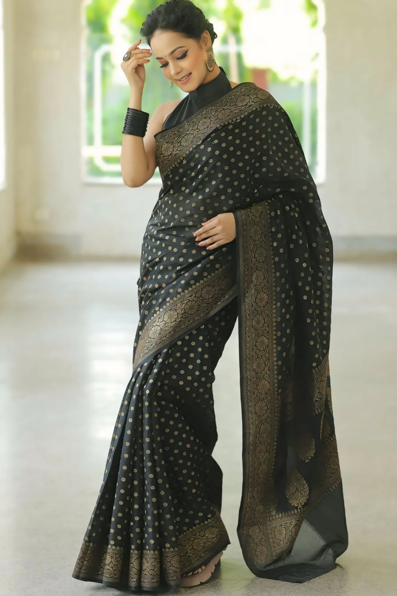 WOMAN BEAUTIFUL ZARI WORK PERFECT SILK SAREE